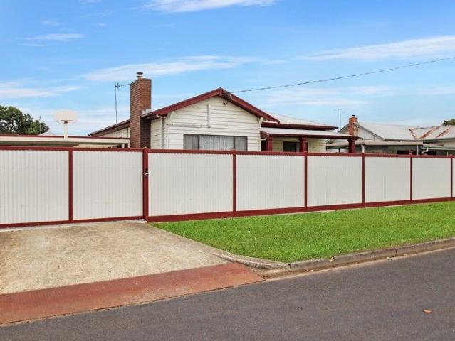 Family home & Huge Shedding on Large Block!