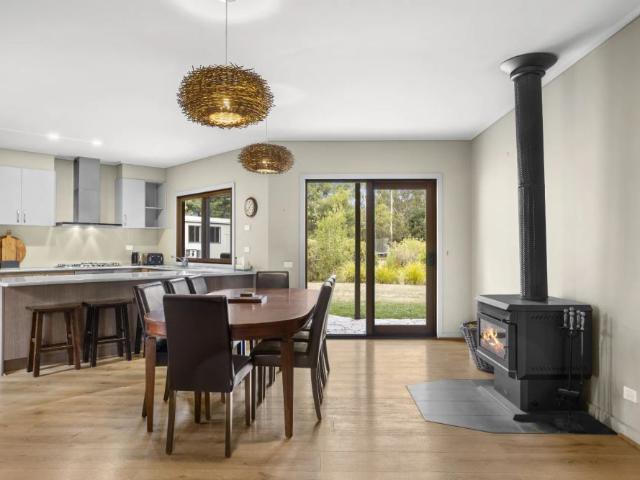 FAMILY HOME IN TRANQUIL TRENTHAM SURROUNDS!