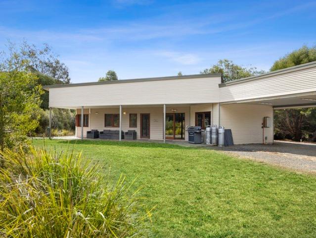 FAMILY HOME IN TRANQUIL TRENTHAM SURROUNDS!