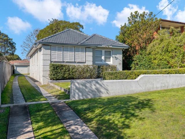 FAMILY HOME IN BLUE RIBBON SUBURB!