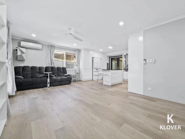 Family Home in Convenient Slacks Creek Location!