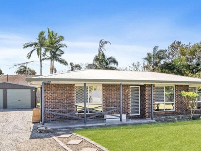 Family Home in Convenient Slacks Creek Location!