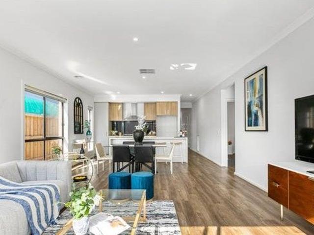 Family Home in Creekstone Estate Walk to School & Park!