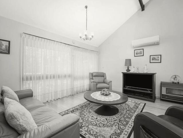 Family Home in Crestwood High School Catchment | Large Backyard | Walk to Metro