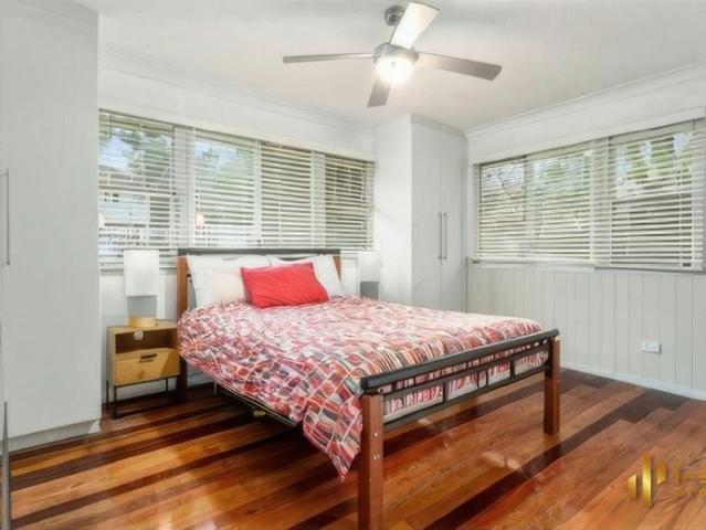 Family home in desirable Holland Park