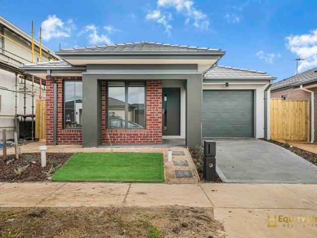 Family home in Manor Lakes!