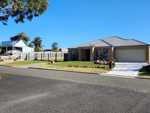 Family Home in Newlands Arm