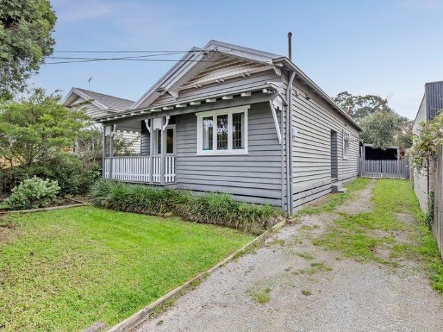 Family Home in Prime Thornbury Location!