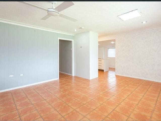 FAMILY HOME IN PRIME LOCATION WITH POOL!