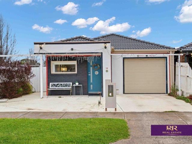 Family Home in Prime Melton South Location! walk to Al iman college