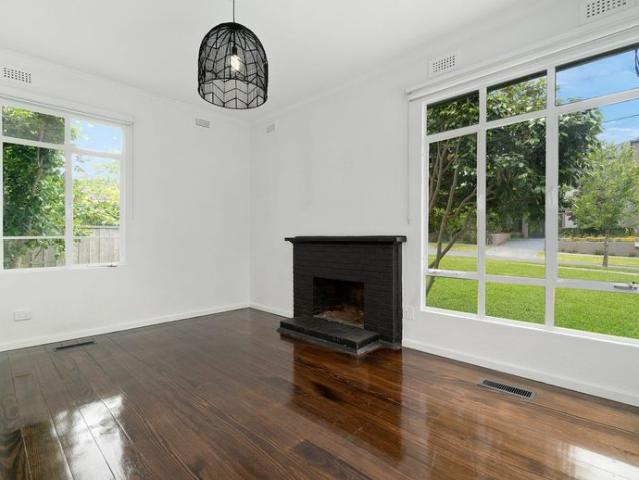 FAMILY HOME IN QUITE CUL DE SAC JUST MOMENTS TO WARNER RESERVE & GARDINERS CREEK TRAIL