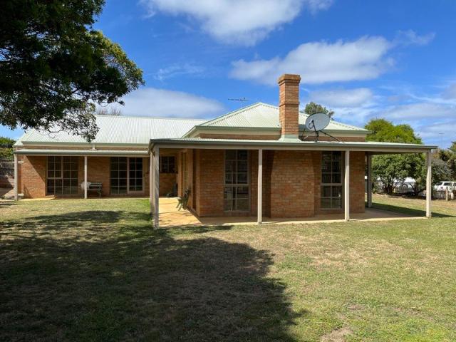 Family Home In Quiet Court!