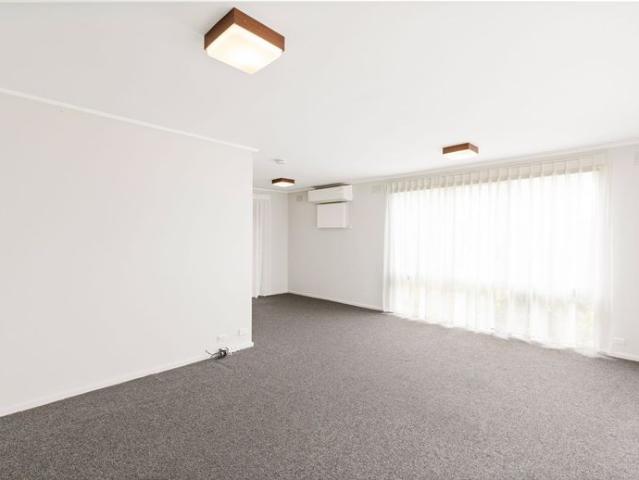 Family home in quiet court location!