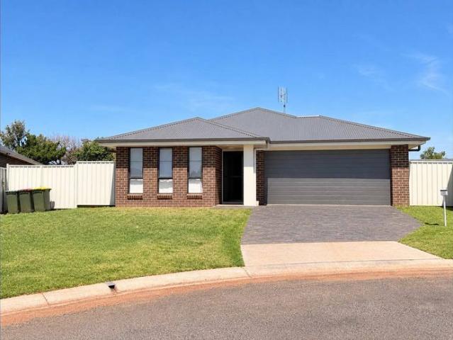 FAMILY HOME IN QUIET CUL DE SAC