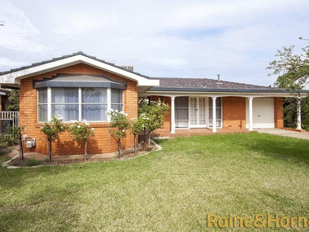 FAMILY HOME IN SOUGHT AFTER SOUTH