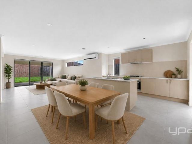 Family Home just opposite to Featherbrook P 9!
