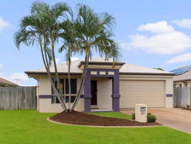 FAMILY HOME LOCATED CLOSE TO THE CITY IN PREMIER SUBURB OF FAIRFIELD WATERS