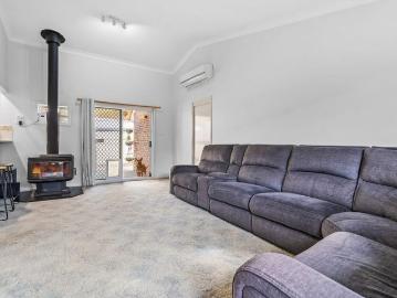 FAMILY HOME LOCATED IN LAKESIDE