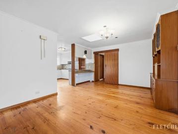 FAMILY HOME NEAR DELACOMBE TOWN CENTRE