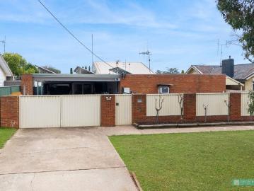 Family home of six bedrooms on a 804m2 allotment zoned General Residential