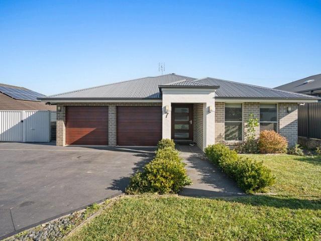 Family Home on 590m2 block with side access This home must be sold