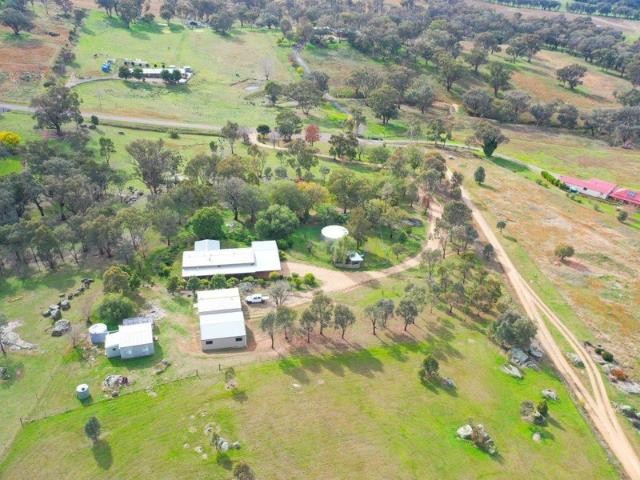 Family Home on 7acs* With Great Shedding Only an 8 Minute* Drive to the CBD