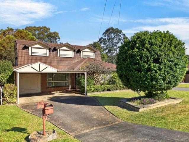 Family Home on Huge 824m2 Block in Convenient Macquarie Fields Setting!
