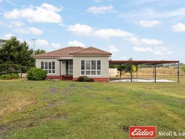 FAMILY HOME ON IDYLLIC ACRES!