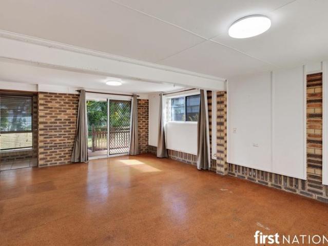 FAMILY HOME ON LARGE BLOCK AND ONLY A SHORT STROLL FROM BEAUTIFUL WATERLOO BAY