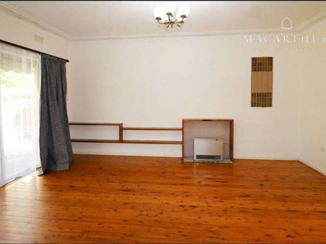 FAMILY HOME OVERLOOKING PARKLANDS