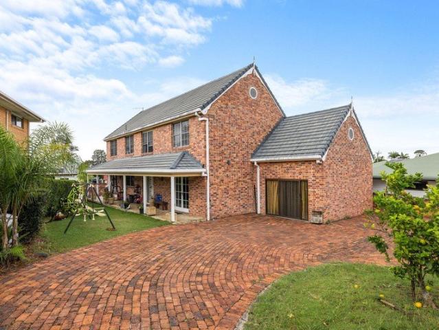FAMILY HOME & POOL!