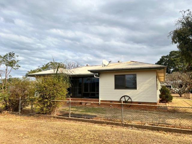 FAMILY HOME SET BACK FROM THE ROAD TENTHILL