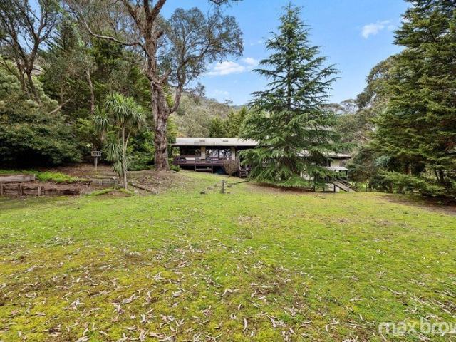 FAMILY HOME SET ON PRIVATE ACRE