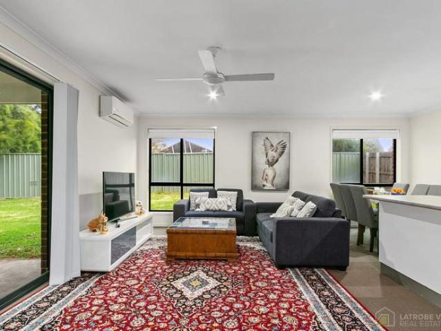 Family home situated in Churchill, minutes away from the heart of the town