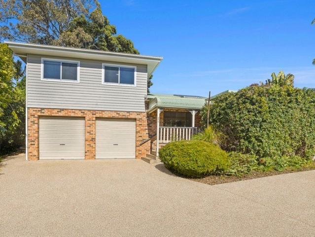 Family Haven with Creek Access & Sawtell Village Convenience