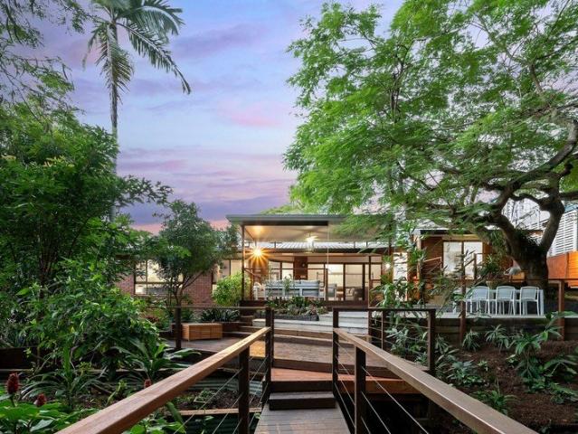 Family oasis on 1,284sqm at walkable Taringa locale