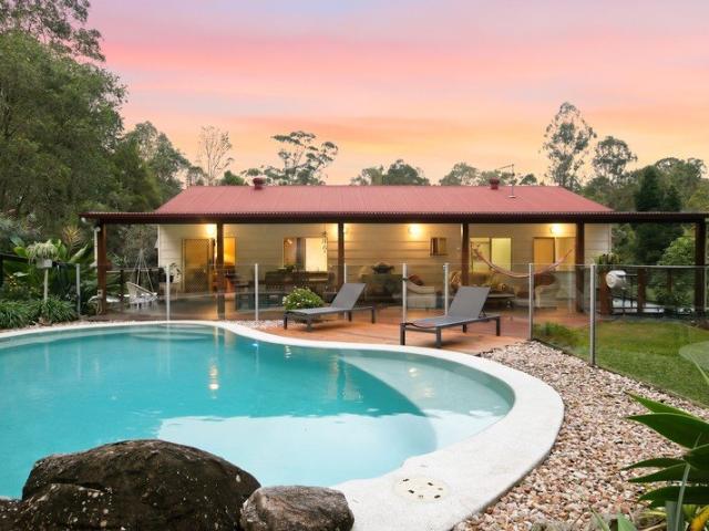 Family oasis of space, privacy and idyllic location