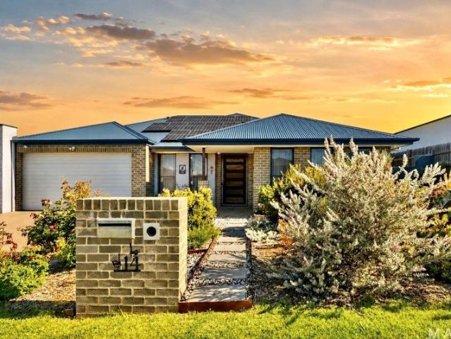 Family Oasis Poolside living 1050 sqm block Triple Garage