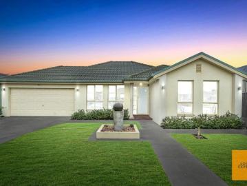 Melton West, Victoria - Swimming pool, Equipped kitchen