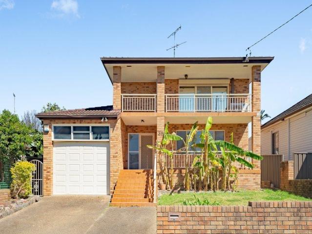 Family opportunity in a walk to everywhere location