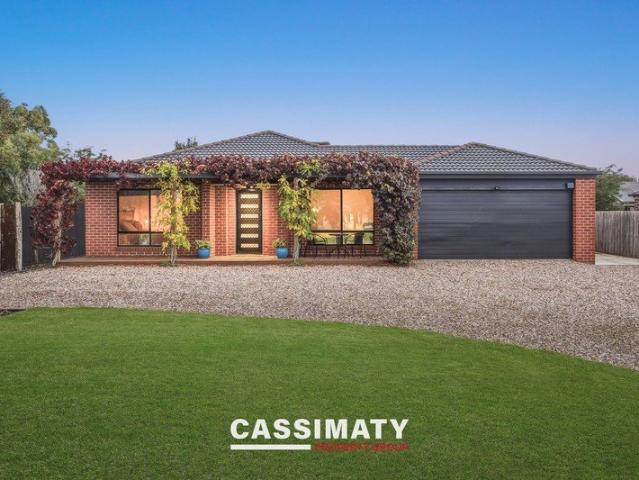 Family Living Meets Outdoor Bliss on 922m² Approx