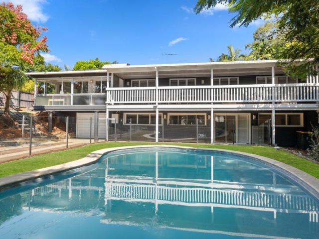 Family Living on 855m² with Pool, Space and Elevation