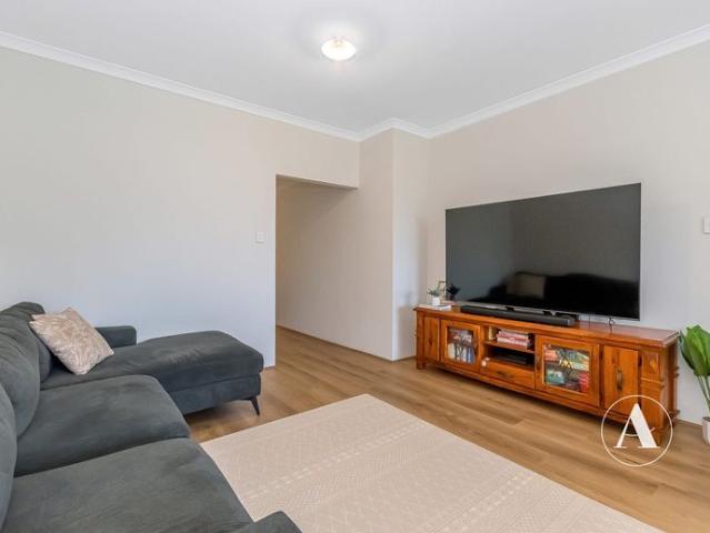 Family Living Opposite Parklands & Moments from the Canning River