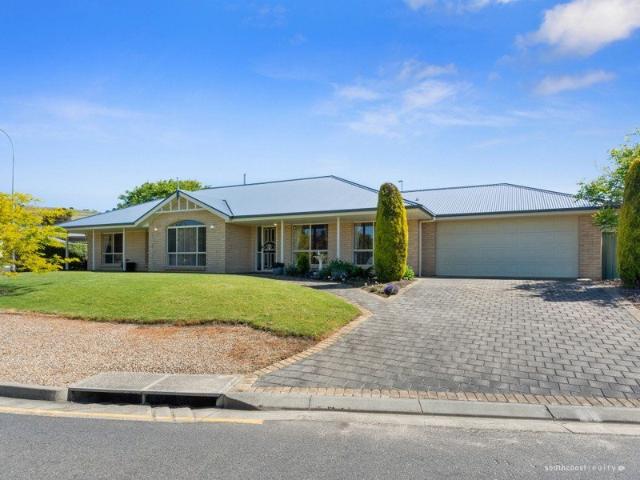 FAMILY LIVING AT ITS BEST 4 BEDROOM ENCOUNTER BAY HOME