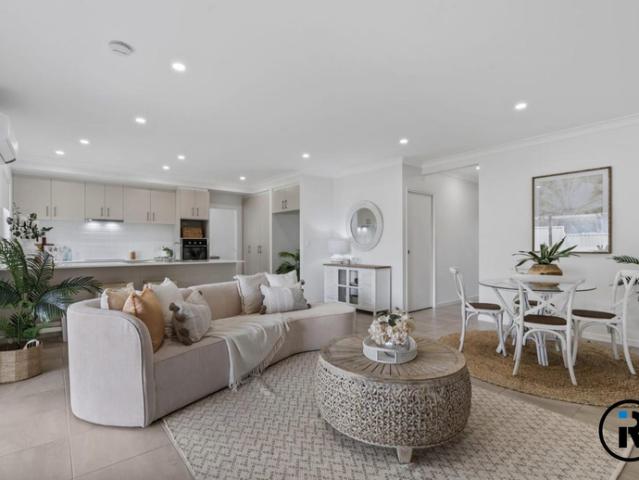 Family Living by the Bay – Space, Style & Location!