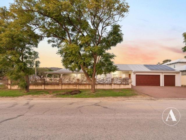 FAMILY LIVING! CLOSE TO SCHOOLS & SHOPS