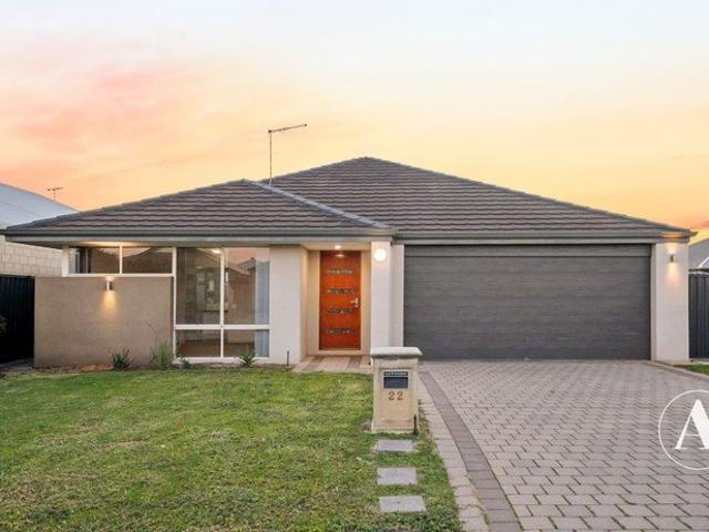 FAMILY LIVING! CLOSE TO SCHOOLS & PARKS