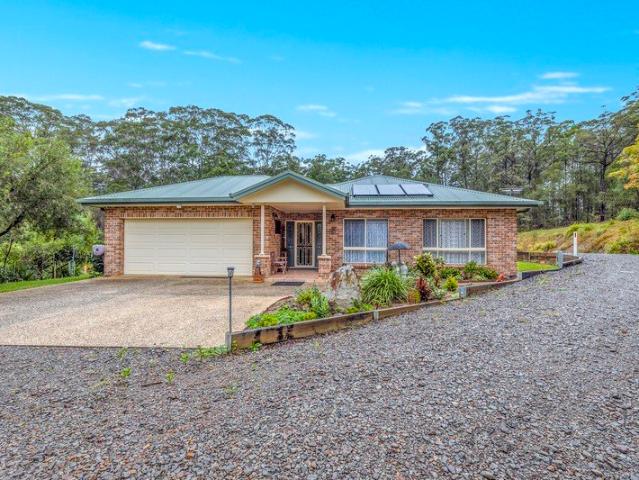 Peaceful Family Retreat with Extensive Shedding and Sustainable Living