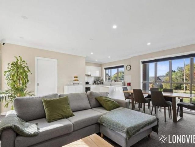 Family Living in A Connected Lilydale Pocket
