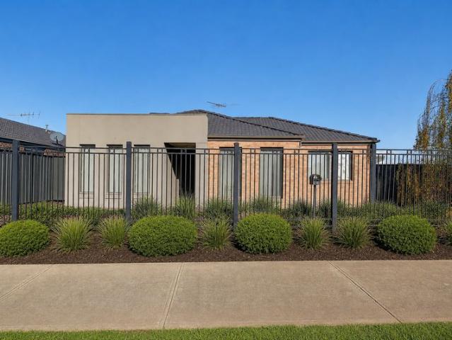 Family Living in a Prime Derrimut Location